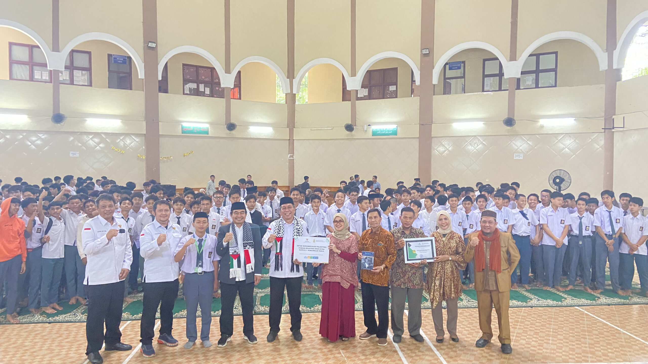 PESANTREN IMMIM PUTRA MONCONGLOE SERAHKAN DONASI UNTUK WARGA PALESTINA